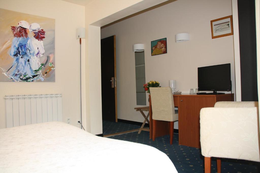 Hotel Le Rocher Villecroze Room photo